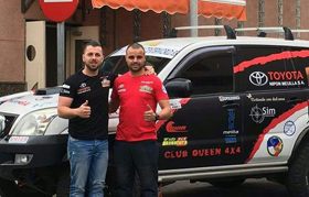 José Vidal y José Berrio, componentes del equipo Club Queen 4x4 I, junto a su vehículo