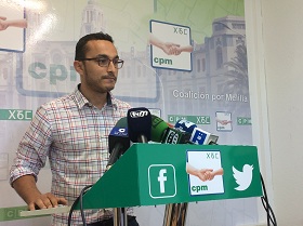 El diputado de CPM, Mohamed Ahmed, en la rueda de prensa