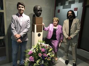 El ganador en poesía, la viuda del escritor y el director del centro