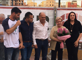 La viuda Juan López Mayor recibió un ramo de flores