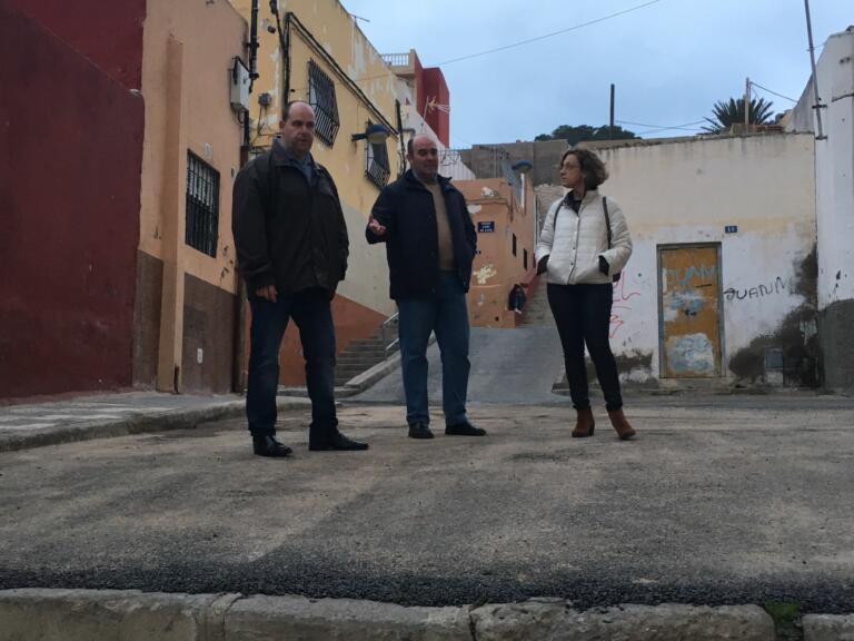 La presidenta de la gestora de los socialistas melillenses visita la carretera del Polvorín para ver las necesidades de esta zona de Melilla