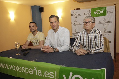 En el centro Javier Ortega, secretario general de VOX y a la derecha el responsable provincial