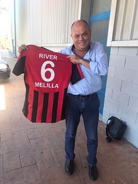 El aficionado Sebastián López recibe una camiseta del River Melilla por su apoyo incondicional y se la entregó su sobrino Borja