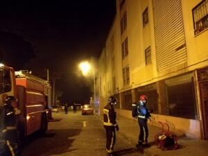 Hasta el lugar se desplazaron seis bomberos, un mando y dos camiones para apagar las llamas y ventilar el hueco de la escalera