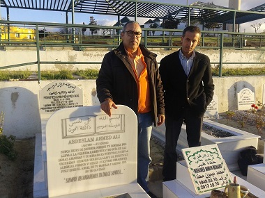 Los padres de Emin y Pisly en el cementerio musulmán