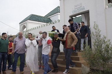 Traslado de los restos de Dina Mohamedi tras el rezo en la mezquita