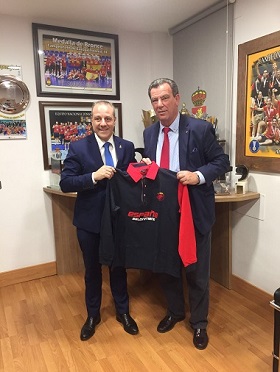 El consejero recibe un polo de la Selección Española de Balonmano