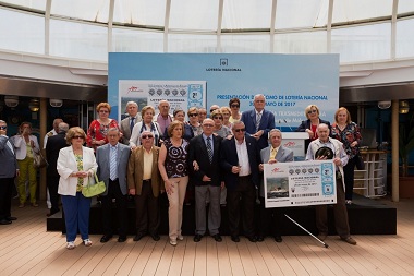 Una amplia representación de la Casa de Melilla en Málaga estuvo en el acto de presentación del décimo de Lotería conmemorativo del centenario de la compañía