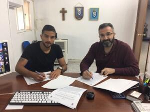Momento de la firma de la renovación del contrato de Jilmar con la U.D. Melilla