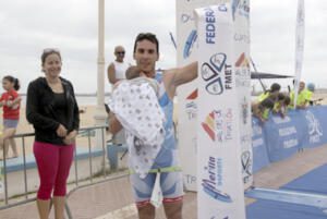 Eduardo Calderay, tras cruzar la línea de meta, con su hijo en brazos