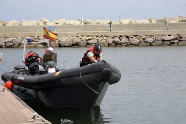 El Grupo Especial de Actividades Subacuáticas (GEAS) siguió ayer con las labores de rastreo por la zona del naufragio con una embarcación durante todo el día hasta el ocaso
