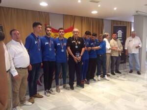 La representación de la Selección Juvenil de Melilla, con sus trofeos