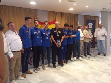 La representación de la Selección Juvenil de Melilla, con sus trofeos
