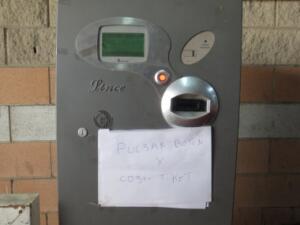 Dos máquinas de pago rotas, las dos juntas, en el parking Isla de Talleres