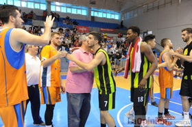 Javi Nieto felicitó al campeón, el C.B. Myrtia Murcia