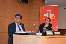 El presidente de AMA, Rachid Raha, junto al investigador Arnaiz-Villena
