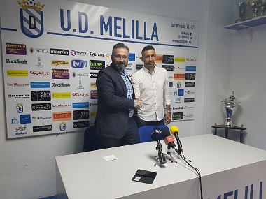 Luisma Rincón, presidente de la U.D. Melilla, presentó ayer martes a Manolo Herrero como nuevo entrenador azuzlino
