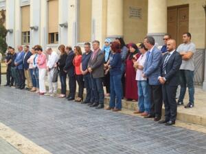 Miembros del Gobierno, los grupos de la oposición y ciudadanos de Melilla guardan un minuto de silencio en el Palacio de la Asamblea