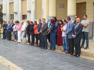 Miembros del Gobierno, los grupos de la oposición y ciudadanos de Melilla guardan un minuto de silencio en el Palacio de la Asamblea