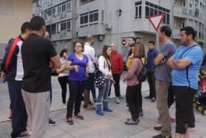 Los vecinos protestaron ayer para dar un “toque de atención” a Emvismesa y les dejen vivir en sus casas