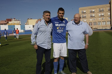 El delantero azulino, junto a su primo Fernando Aznar y su tío Modesto Aznar, ex cancerbero y ex vicepresidente, respectivamente, de la U.D. Melilla