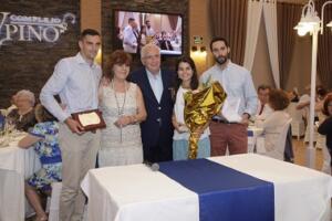 Los nietos de Conchi Rivero recogieron la placa de su abuela
