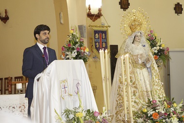 El pregonero, junto a la Virgen del Rocío