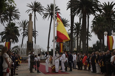 Momento del emotivo homenaje a la bandera en la Plaza de España