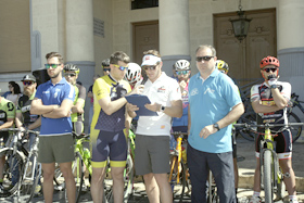Fran Lomeña, primero por la izquierda, presidente de la Federación Melillense de Ciclismo