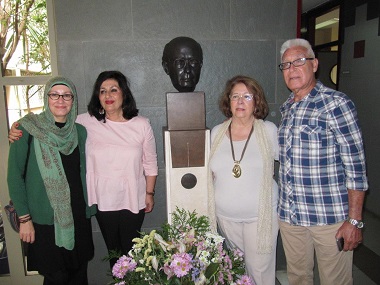 Karima Toufali, Josela Maturana, Encarna León y Jaime Alonso junto al busto de Miguel Fernández