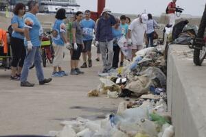 Alrededor de 2.000 botellas de plástico sacaron de la escollera