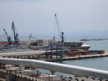 La mayor parte de las mercancías que movió el puerto de nuestra ciudad en los tres primeros meses del año fueron importaciones
