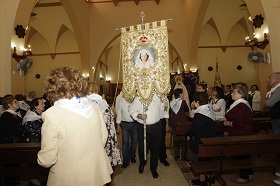 El simpecado de la Virgen, en la misa rociera de 2016