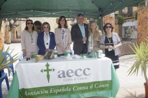 La consejera Velázquez junto a la presidenta de AECC y voluntarios