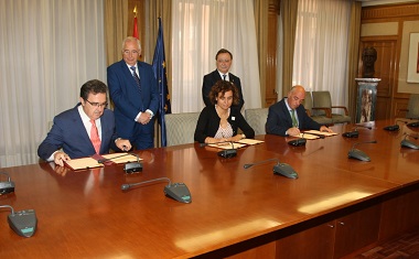 La ministra y los presidentes de Ceuta y Melilla, durante la firma del convenio