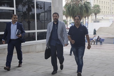 Mustafa Aberchán llegó a los juzgados acompañado de Hassan Mohatar y Mohamed Bussián