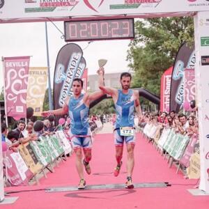 Los triatletas del Club Natación Melilla entraron juntos a meta