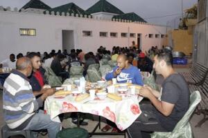 La cena se desarrolló en uno de los patios de la mezquita del cementerio musulmán