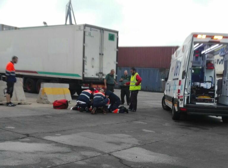 Dos ambulancias del 061 atienden al joven herido