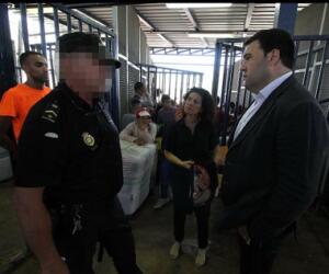 La senadora Maribel Moral (Podemos) y Jon Iñarritu (Bildu), ayer en la frontera
