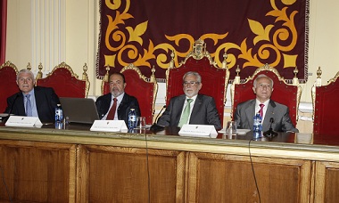 Los conferenciantes en el Palacio de la Asamblea