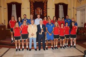 Las componentes de la selección española nacional se hacen la foto oficial con el presidente de la Ciudad