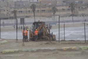 Operarios instalan las sombrillas en nuestro litoral
