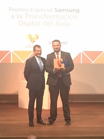 El profesor José Antonio Sánchez Ojeda recogiendo el premio