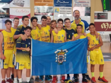 Integrantes del equipo infantil masculino de La Salle posando con la bandera de Melilla