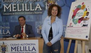 La viceconsejera Isabel Moreno, junto al cartel anunciador