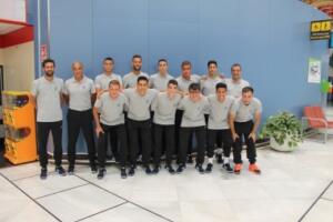 Integrantes del combinado nacional posando juntos en el Aeropuerto de la ciudad autónoma, justo antes de poner rumbo al Campeonato de Europa
