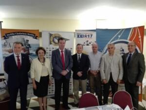 El comandante naval de Sevilla, la primera teniente de alcalde del Ayuntamiento Sevilla y patrocinadores acompañaron ayer a Miranda