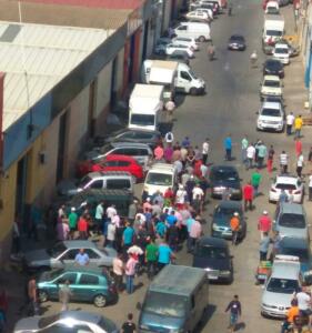 Piquetes actúan en las naves de los polígonos industriales para que secunden sus cierres