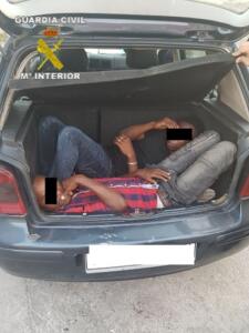 Tres de los cinco inmigrantes son menores de edad. Estaban repartidos entre el maletero, el salpicadero y los bajos de los asientos traseros